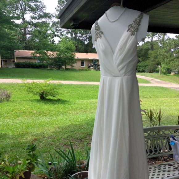 Beautiful wedding dress - Picture 3 of 4